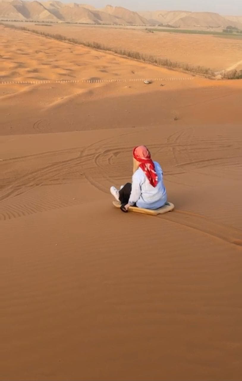 المزاحمية:جولة تجارب الرمال الحمراء وجبة العشاء في منطقة الرياض